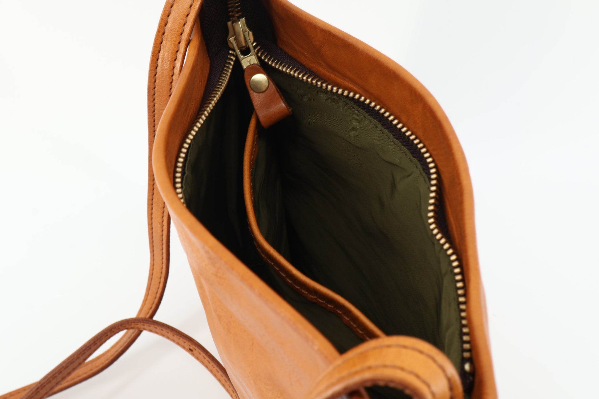 Flat Zip Crossbody Eugo